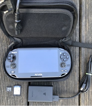 Konsola PS Vita 1104 oryg. Karta 4GB Pokrowiec Gra
